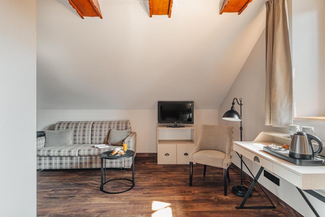 שצ'בניצה Hotel Batory מראה חיצוני תמונה